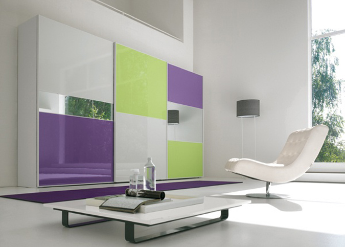 Armadio con ante bianco, lilla e verde. Ideale per camera da letto matrimoniale